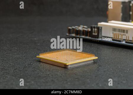 pin del processore del computer sulla parte superiore, sul tavolo di riparazione dell'attrezzatura Foto Stock