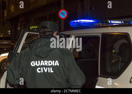 L'ufficiale di polizia della guardia civile spagnola protegge un checkpoint organizzato da Il COVID-19 Foto Stock