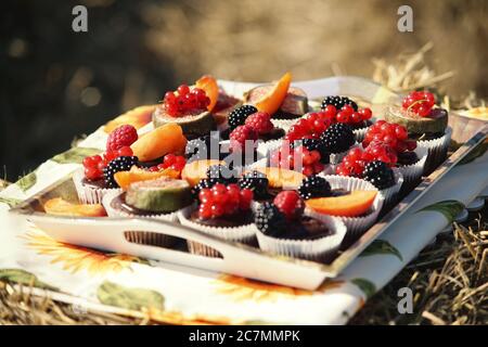 Muffin al cioccolato fatti in casa con frutta biologica. Foto Stock
