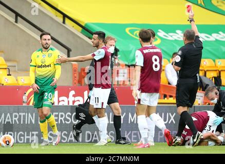 L'arbitro Kevin Friend (a destra) mostra una carta rossa per Josip Drmic di Norwich City (a sinistra) dopo un fallo su Erik Pieters di Burnley durante la partita della Premier League alla Carrow Road, Norwich. Foto Stock