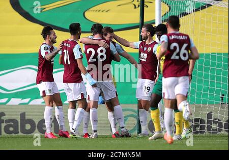 Chris Wood di Burnley (al centro) celebra il primo gol del suo fianco con i compagni di squadra durante la partita della Premier League alla Carrow Road, Norwich. Foto Stock