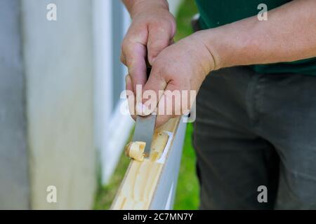 Montaggio di una cerniera in legno con scalpello predisposto per il montaggio su cerniere Foto Stock