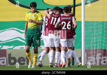 Chris Wood di Burnley (al centro) celebra il primo gol del suo fianco con i compagni di squadra durante la partita della Premier League alla Carrow Road, Norwich. Foto Stock