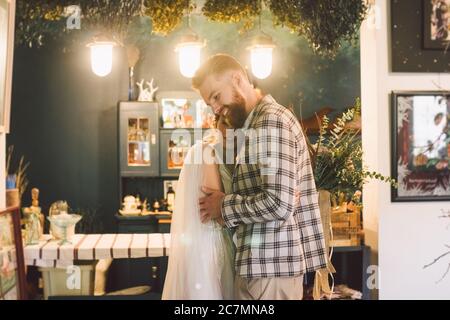 Primo momento di sguardo al matrimonio prima che inizi la cerimonia. Sposa e sposo hanno scelto di vedersi prima della cerimonia nuziale, momento chiamato primo sguardo Foto Stock