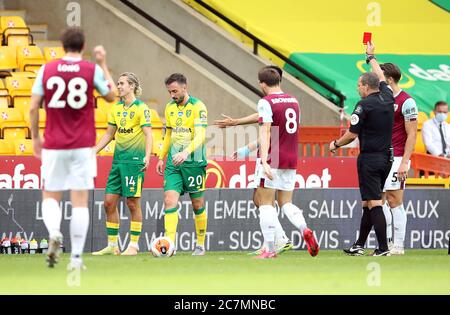 L'arbitro Kevin Friend (a destra) mostra una carta rossa per Josip Drmic di Norwich City (al centro) dopo un fallo su Erik Pieters di Burnley durante la partita della Premier League alla Carrow Road, Norwich. Foto Stock