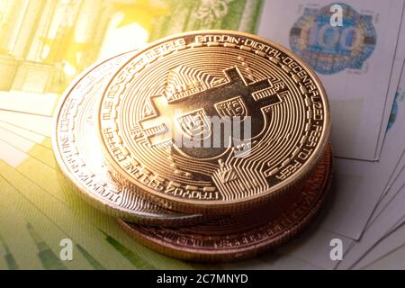 Closeup colpo di oro, argento, e bronzo bitcoins su una carta bollette Foto Stock