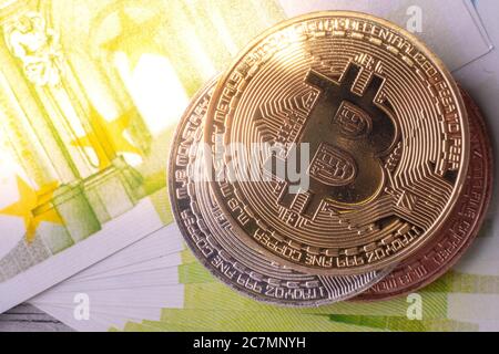 Closeup colpo di oro, argento, e bronzo bitcoins su una carta bollette Foto Stock