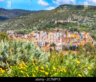 Meraviglioso panorama mattutino di case colorate del centro storico di Bosa in Sardegna. Ubicazione: Città di Bosa, Provincia di Oristano, Italia, Europa Foto Stock