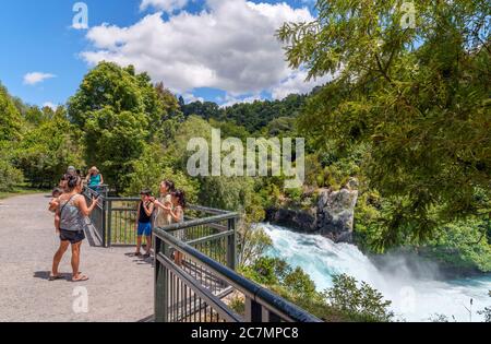 Turisti alle cascate Huka sul fiume Waikato, Lago Taupo, Nuova Zelanda Foto Stock