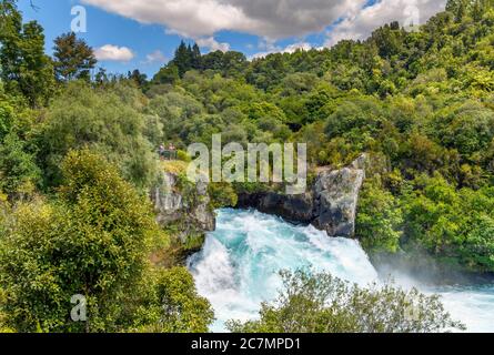 Turisti alle cascate Huka sul fiume Waikato, Lago Taupo, Nuova Zelanda Foto Stock