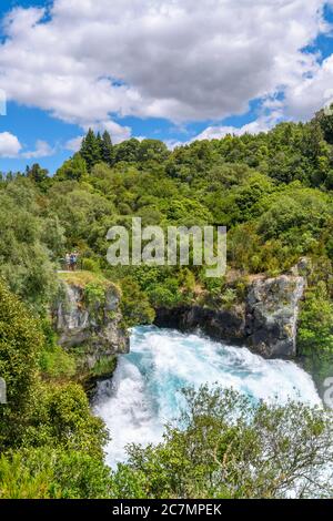 Turisti alle cascate Huka sul fiume Waikato, Lago Taupo, Nuova Zelanda Foto Stock