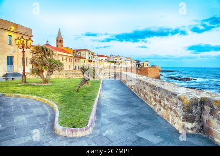 Splendida città serale della parte storica della città di Alghero. Fantastico mare Mediterraneo. Località: Alghero, Provincia di Sassari, Italia, Euro Foto Stock