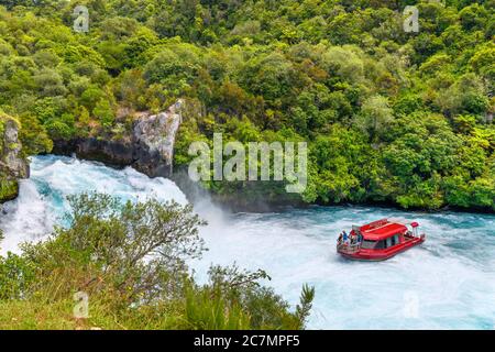 Crociera sul fiume ai piedi delle Cascate Huka, del Fiume Waikato, del Lago Taupo, Nuova Zelanda Foto Stock