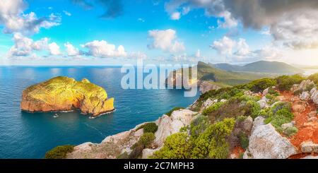 Splendida vista mattutina sull'isolotto di Foradada e sul capo Cacccia. Fantastico mare Mediterraneo. Ubicazione: Alghero, Provincia di Sassari, Italia, Europa Foto Stock