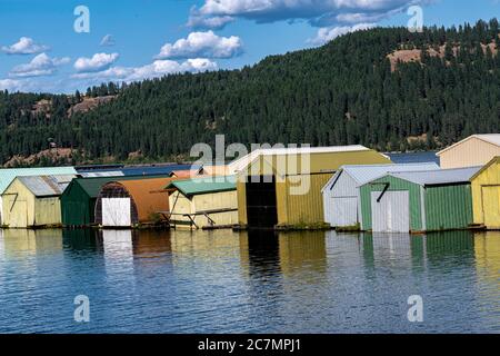 Case in barca sul lago Chatcolet, Idaho Foto Stock