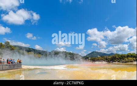 I visitatori presso la sorgente termale di Champagne Pool presso il Wai-o-Tapu Thermal Wonderland, vicino Rotorua, Nuova Zelanda Foto Stock