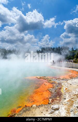 La piscina di champagne termale presso il Wai-o-Tapu Thermal Wonderland, vicino a Rotorua, Nuova Zelanda Foto Stock