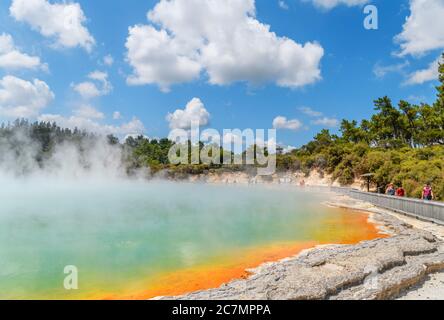 La piscina di champagne termale presso il Wai-o-Tapu Thermal Wonderland, vicino a Rotorua, Nuova Zelanda Foto Stock