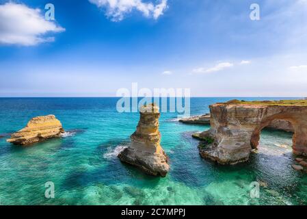 Pittoresco mare con scogliere, arco roccioso a Torre Sant Andrea, Costa Salento, Puglia, Italia Foto Stock