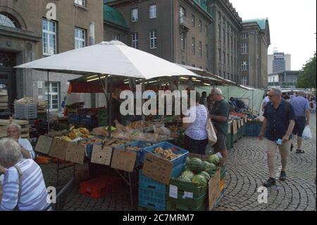 Marktgeschehen am Rathaus Spandau a Berlino - la gente che fa acquisti in Germania Foto Stock