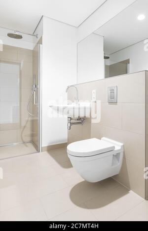 bagno moderno in appartamento nuovo Foto Stock