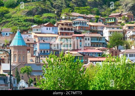 Vista aerea con case di legno tradizionali balconi carving della Città Vecchia di Tbilisi, Repubblica di Georgia Foto Stock