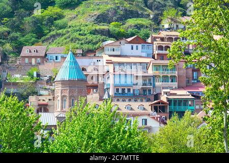 Vista aerea con case di legno tradizionali balconi carving della Città Vecchia di Tbilisi, Repubblica di Georgia Foto Stock