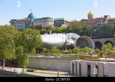 Tbilisi, Georgia - 29 aprile 2017: Vista aerea del palazzo presidenziale e della cupola della chiesa Foto Stock