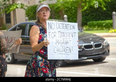 7 2 2019 Tulsa USA Nessun fermo per i bambini migranti innocenti - donna anziana in bel vestito e cappello tiene il segno al rally con auto che passa - tatto Foto Stock