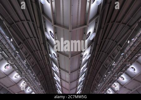 Messe Frankfurt (Fiera di Francoforte) dettaglio architettonico della sala soffitto Foto Stock