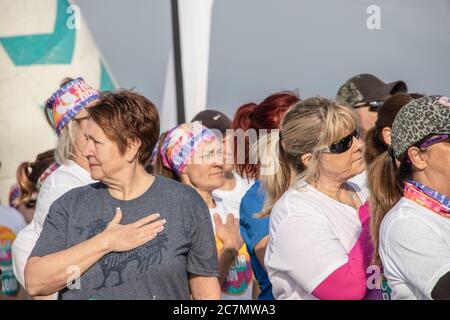 Aprile ‎6 ‎2019 Tulsa USA la gente in linea per la corsa di colore ha messo le mani sopra i loro cuori per l'inno nazionale Foto Stock