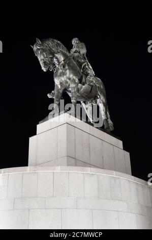 Monumento nazionale sulla collina di Vitkov, Zizkov, Praga, Repubblica Ceca / Czechia - statua equestre di Jan Zizka, leggenda e famoso eroe delle guerre crociate. Foto Stock