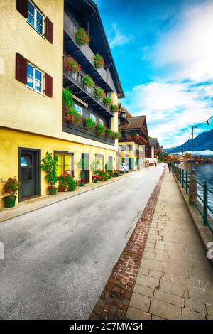 Vista panoramica del famoso villaggio montano di Hallstatt con il lago Hallstatter. Tipiche case alpine austriache con fiori luminosi. Posizione: villaggio turistico ha Foto Stock