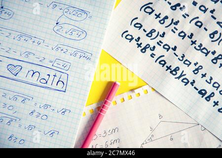 Copybook con formule matematiche in esso- il concetto di distanza educazione durante la quarantena Foto Stock