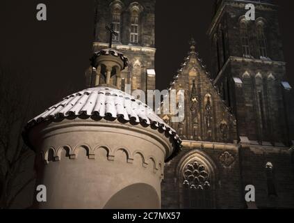 Basilica di San Pietro e Paolo, Vysehrad, Praga, Repubblica Ceca / Czechia - piccola cappella e grande chiesa gotica sullo sfondo durante la notte Foto Stock
