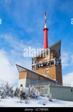 LysA hora, Beskids Mountains ( Beskydy ), Repubblica Ceca / Czechia, Europa Centrale - transmitter e torre di comunicazione sulla cima della collina. Tal Foto Stock