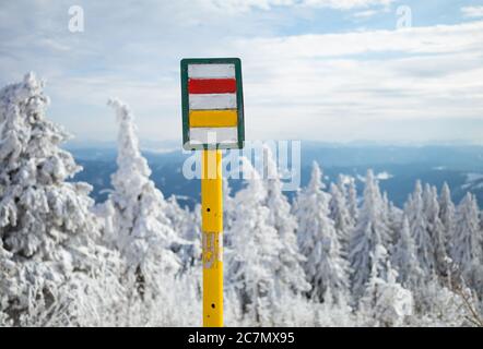 Segnavia in Repubblica Ceca / Czechia. Contrassegno per il turista, escursionista e escursionista sul posto. Aiuta a navigare escursionista durante escursioni, metodo di navigazione Foto Stock