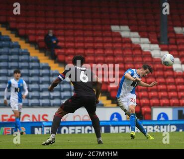 Z18 luglio 2020; Ewood Park, Blackburn, Lancashire, Inghilterra; Campionato di calcio inglese di calcio di calcio, Blackburn Rovers contro Reading; Darragh Lenihan di Blackburn Rovers tenta un colpo curling al gol Foto Stock