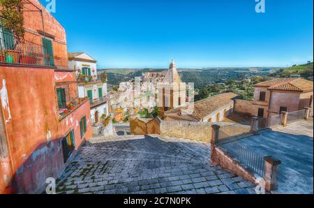 Alba nella vecchia città barocca di Ragusa Ibla in Sicilia. Paesaggio urbano di Ragusa Ibla di giorno in Val di noto. Ragusa, Sicilia, Italia, Europa. Foto Stock