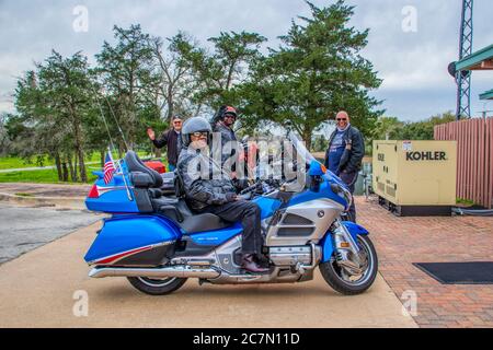 Motociclisti che arrivano per pranzo al Southern Flyer Diner presso l'aeroporto municipale di Brenham, Brenham, Texas. Foto Stock