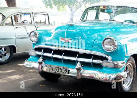 Vista ravvicinata di un'auto cubana classica dai colori teali. Con griglia anteriore. Foto Stock