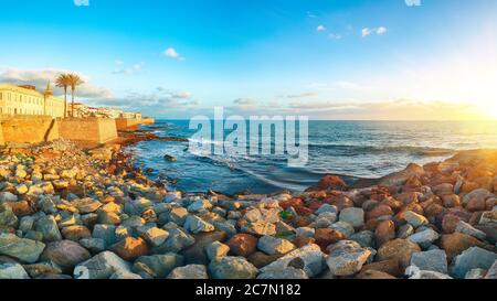 Splendida città serale della parte storica della città di Alghero. Fantastico mare Mediterraneo. Località: Alghero, Provincia di Sassari, Italia, Euro Foto Stock