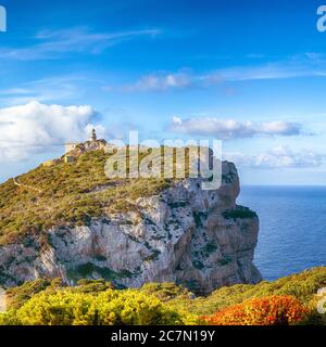 Fantastica vista mattutina sul faro di cacccia cape. Fantastico mare Mediterraneo. Ubicazione: Alghero, Provincia di Sassari, Italia, Europa Foto Stock