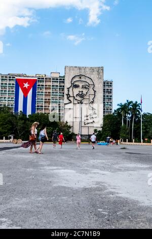 Profilo in acciaio a 5 piani del volto di che Guevara in Plaza de la Revolución, a l'Avana, Cuba. A parte il Ministero dell'interno edificio dove che Guevara ha lavorato una volta. Foto Stock