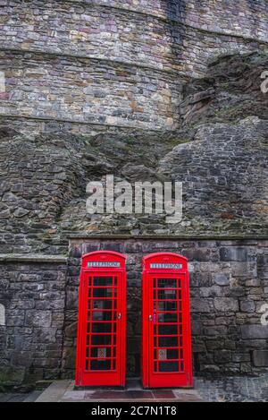 Cabine telefoniche nella zona del castello di Edimburgo, la capitale della Scozia, parte del Regno Unito Foto Stock