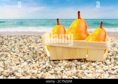 Pere nel pacchetto su una spiaggia di sabbia. Foto Stock