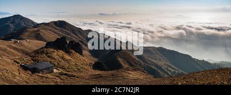 Foto mozzafiato del paesaggio montano sopra le nuvole panoramiche Foto Stock