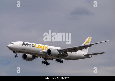 Aerologic Boeing 777-200F aereo da carico D-AALA in configurazione di atterraggio per l'avvicinamento a terra all'aeroporto di Francoforte in Germania Foto Stock