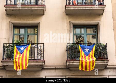 La estelada Blava è il simbolo del movimento separatista in Catalogna e rappresenta il loro desiderio di ottenere l'indipendenza dal resto della Spagna. Foto Stock