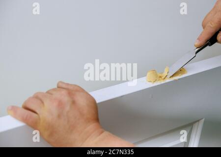 Fori di taglio per la scanalatura di taglio dello scalpello per legno della cerniera interna della porta Foto Stock